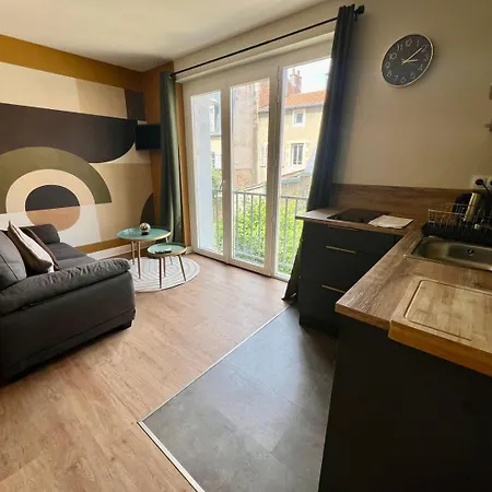 Au Calme Sur Cour Apartment *